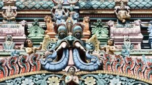 मंदिर पर सिर | देवदत्त पट्टानिक द्वारा स्तंभ