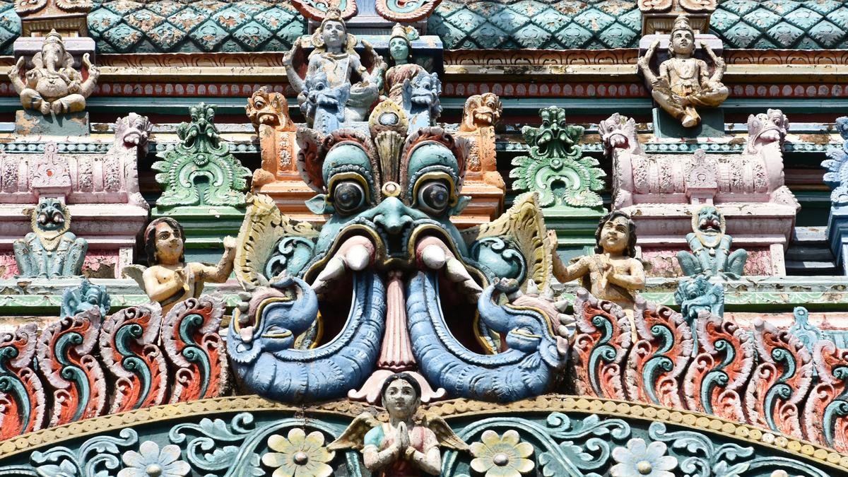 मंदिर पर सिर | देवदत्त पट्टानिक द्वारा स्तंभ
