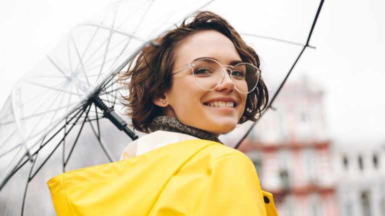 विशेषज्ञ की राय: मानसून के दौरान संपर्क लेंस की तुलना में चश्मा क्यों सुरक्षित हैं