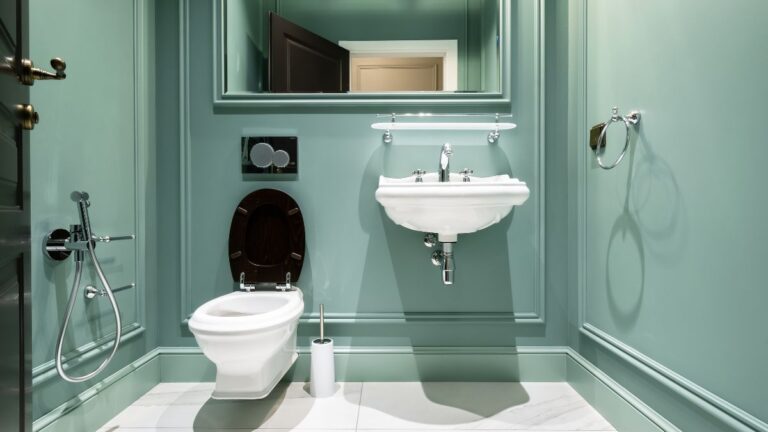 7 आम बाथरूम गलतियाँ जो गुप्त रूप से आपको बीमार कर सकती हैं