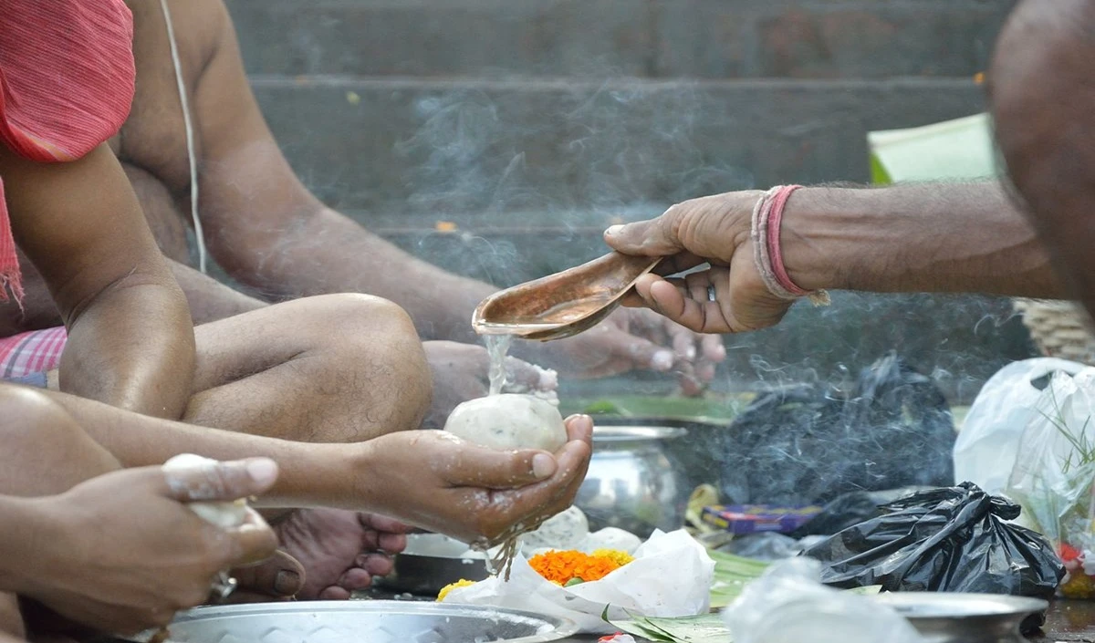 Pitru Paksha 2025: इस तरह से Pitru Paksha पर पूर्वजों की शांति के लिए पूजा, यहाँ श्रद्धा के नियमों को जानें