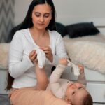 उन्हें खुश और दाने-मुक्त रखने के लिए आपको अपने बच्चे के डायपर को कितनी बार बदलना चाहिए