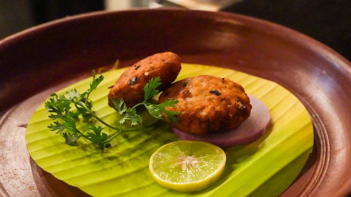 कुंबकोनम में अट्रुपादुथल में, संगम -रा तमकम के माध्यम से यात्रा करें