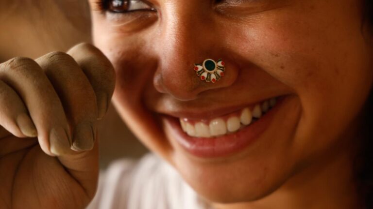 चेन्नई-आधारित ब्रांड Mookuthi मेमोरी और विरासत के समकालीन प्रतीक के रूप में नाक के पिन को फिर से पिन करता है