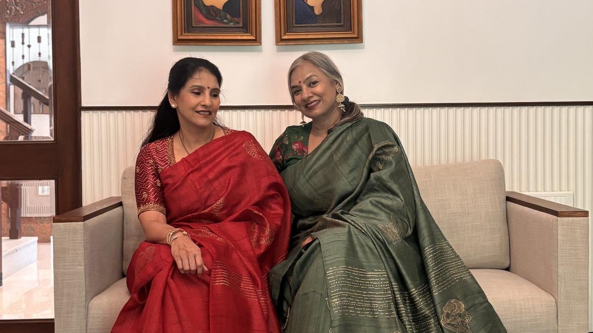 चेन्नई में सरिस की एक प्रदर्शनी ने नॉस्टेल्जिया, दु: ख और उत्सव की कहानियों को एक साथ बुनते हुए कहा