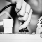 जब वे उपयोग में नहीं होते हैं तो आपको प्लग किए गए उपकरणों को क्यों नहीं छोड़ना चाहिए?