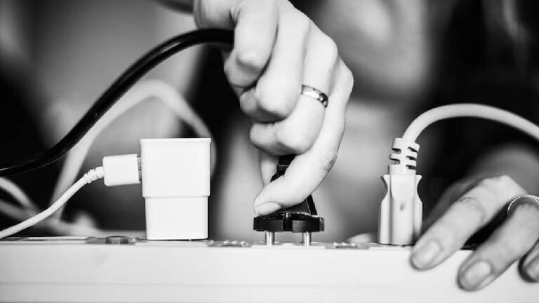 जब वे उपयोग में नहीं होते हैं तो आपको प्लग किए गए उपकरणों को क्यों नहीं छोड़ना चाहिए?