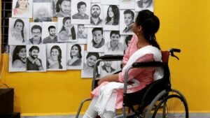 तेलंगाना-आधारित स्व-सिखाया कलाकार मांसपेशियों के डिस्ट्रोफी के साथ सेलिब्रिटी स्केच बनाता है