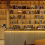 ध्वनि पहले आती है: क्यों सुनने वाले कमरे और बार नाइटलाइफ़ को फिर से परिभाषित कर रहे हैं