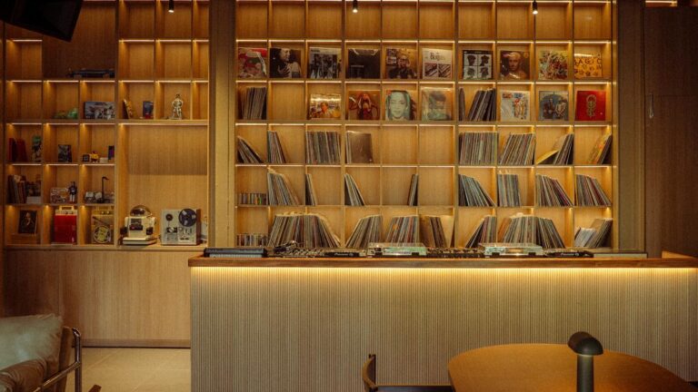 ध्वनि पहले आती है: क्यों सुनने वाले कमरे और बार नाइटलाइफ़ को फिर से परिभाषित कर रहे हैं