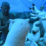 पश्चिम बंगाल के मूर्ति निर्माता दुर्गा पूजा के दौरान दुर्गा और उसके परिवार की मूर्तियों को बनाने के लिए कोच्चि आते हैं