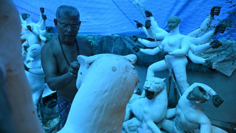 पश्चिम बंगाल के मूर्ति निर्माता दुर्गा पूजा के दौरान दुर्गा और उसके परिवार की मूर्तियों को बनाने के लिए कोच्चि आते हैं