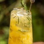 यूरोपीय थीम्ड कैफे कोयंबटूर में खुलता है जहां आप सीफूड मेज़लुना पास्ता, हरिसा मैरीनेटेड चिकन ड्रमस्टिक, मेमने बर्गर, लबनेह प्लैटर और बहुत कुछ का आनंद ले सकते हैं