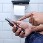 शौचालय पर अपने फोन का उपयोग करना? यहाँ आप हरे रंग में क्यों हैं