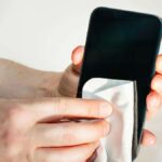 आपका फोन आपके हाथों से भी ज्यादा गंदा है! इसे साफ करने का तरीका यहां बताया गया है