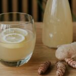 सुबह, मध्य भोजन, या सोने का समय? स्वस्थ आंत के लिए अदरक का पानी पीने का सही समय