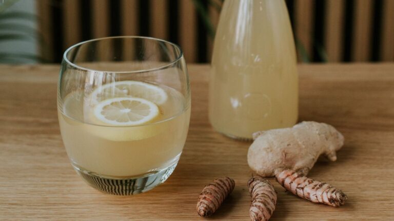 सुबह, मध्य भोजन, या सोने का समय? स्वस्थ आंत के लिए अदरक का पानी पीने का सही समय