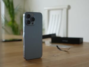 iPhone की बैटरी तेजी से ख़त्म हो रही है? अपनी बैटरी लाइफ को दोगुना करने के लिए इन छिपी हुई सेटिंग्स को आज़माएँ