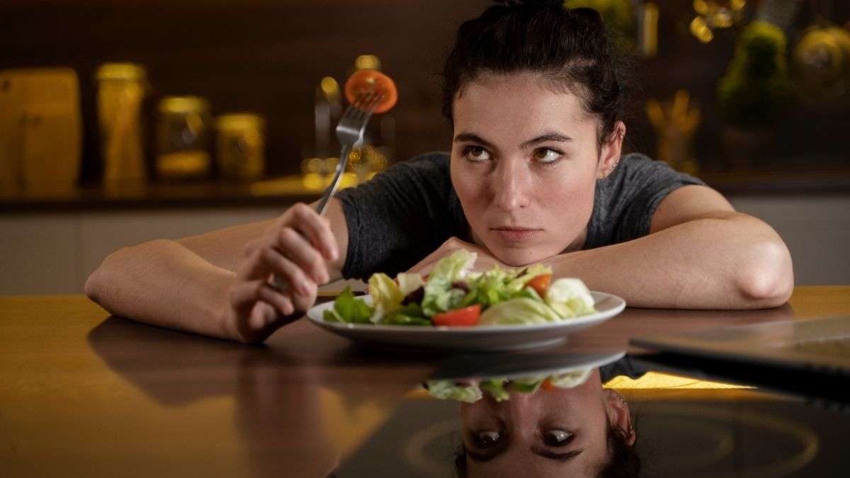 woman trying to eat healthy at home 1763792676