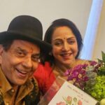 अवर्णनीय क्षति: हेमा मालिनी ने पहली पोस्ट में धर्मेंद्र के निधन के बाद की तस्वीरें साझा कीं