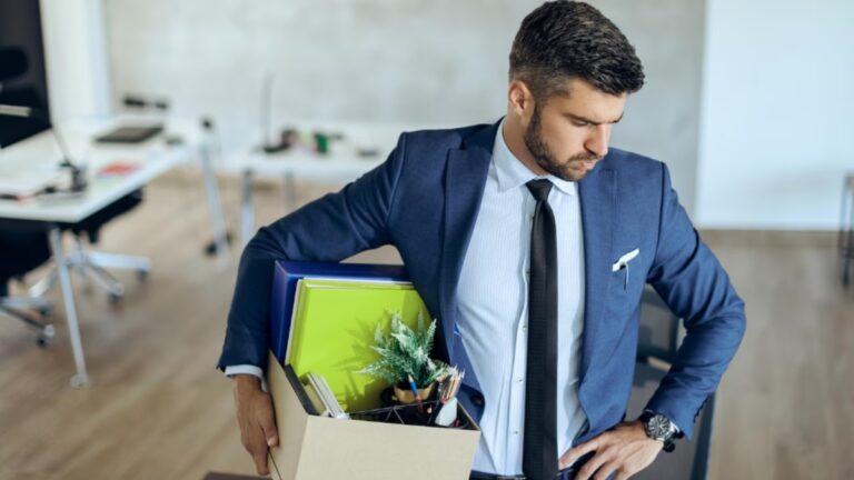 ईमेल इंतज़ार कर सकते हैं: जेन ज़ेड मन की शांति के लिए माइक्रो-रिटायर क्यों हो रहा है