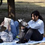 ऐसे शहर में जहां सांस लेना स्वास्थ्य के लिए खतरा है, सांस लेने लायक एकमात्र चीज एक अच्छी कहानी है