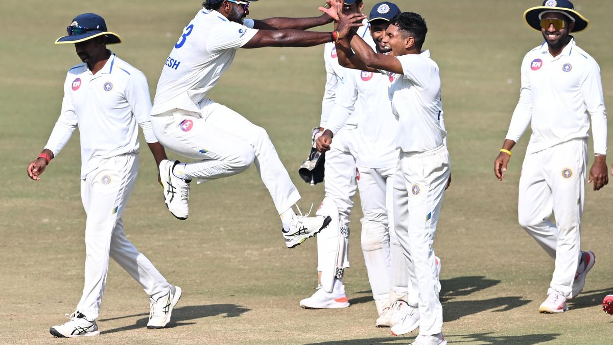 केरल के तेज गेंदबाजों ने शुरुआती हमलों से एमपी को बैकफुट पर धकेल दिया