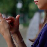 कैम्ब्रिज डिक्शनरी ने 'पैरासोशल' को वर्ष 2025 का शब्द चुना: यहां बताया गया है कि हर कोई इससे संबंधित क्यों है