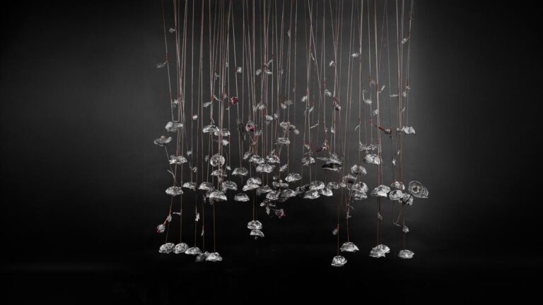 कैसे दिल्ली का एक कला शो लुप्त हो रहे बगीचों को प्रतिबिंबित करने के लिए मूर्तिकला का उपयोग करता है