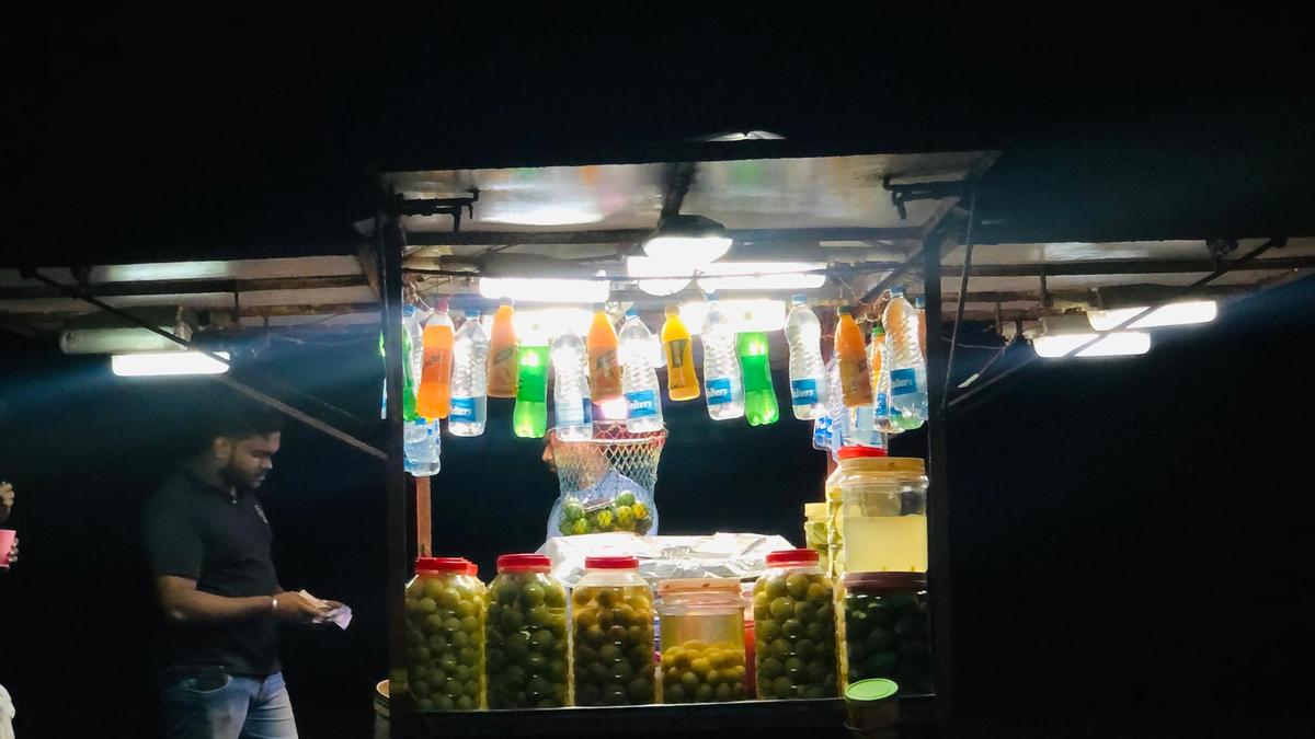 कोझिकोड समुद्र तट पर नई फूड स्ट्रीट पर बर्फ की ओरथी और मसालेदार सब्जियाँ