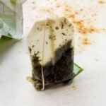 चाय की पत्तियों को फेंकें नहीं: 5 आश्चर्यजनक रूप से उपयोगी चीजें जो आप उनके साथ कर सकते हैं