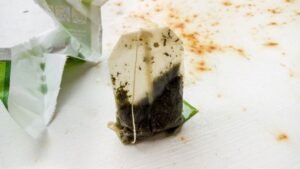 चाय की पत्तियों को फेंकें नहीं: 5 आश्चर्यजनक रूप से उपयोगी चीजें जो आप उनके साथ कर सकते हैं