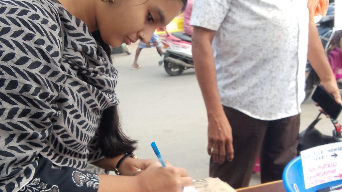 चेन्नई में एक छोटी सी नवेली लाइब्रेरी: निवासी किताबें दान करते हैं, दुकानदार इसकी निगरानी करते हैं