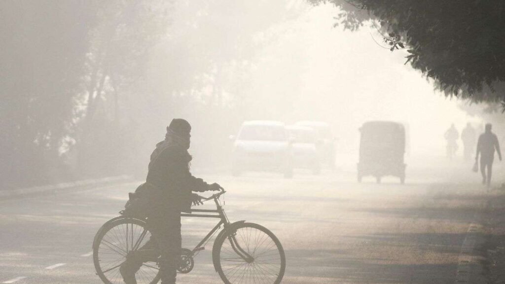 दिल्ली AQI 400 अंक के पार: प्रदूषित सर्दियों के लिए आप सरल जीवनशैली में बदलाव कर सकते हैं