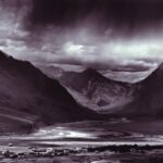 नई प्रदर्शनी में मोनोक्रोम परिदृश्य और अमूर्त तस्वीरें एक साथ आती हैं