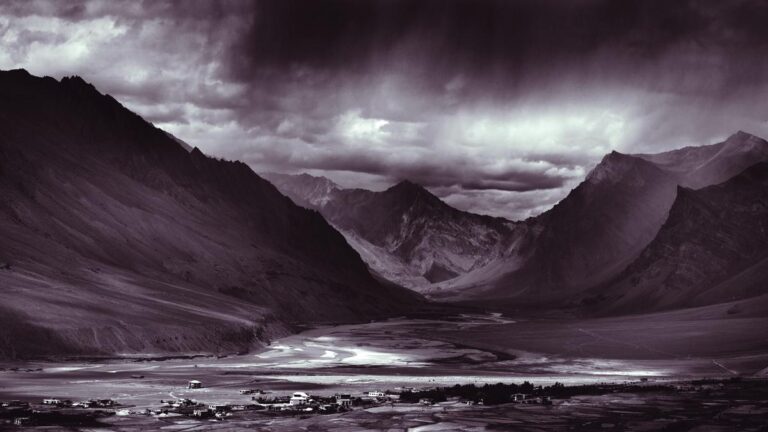 नई प्रदर्शनी में मोनोक्रोम परिदृश्य और अमूर्त तस्वीरें एक साथ आती हैं