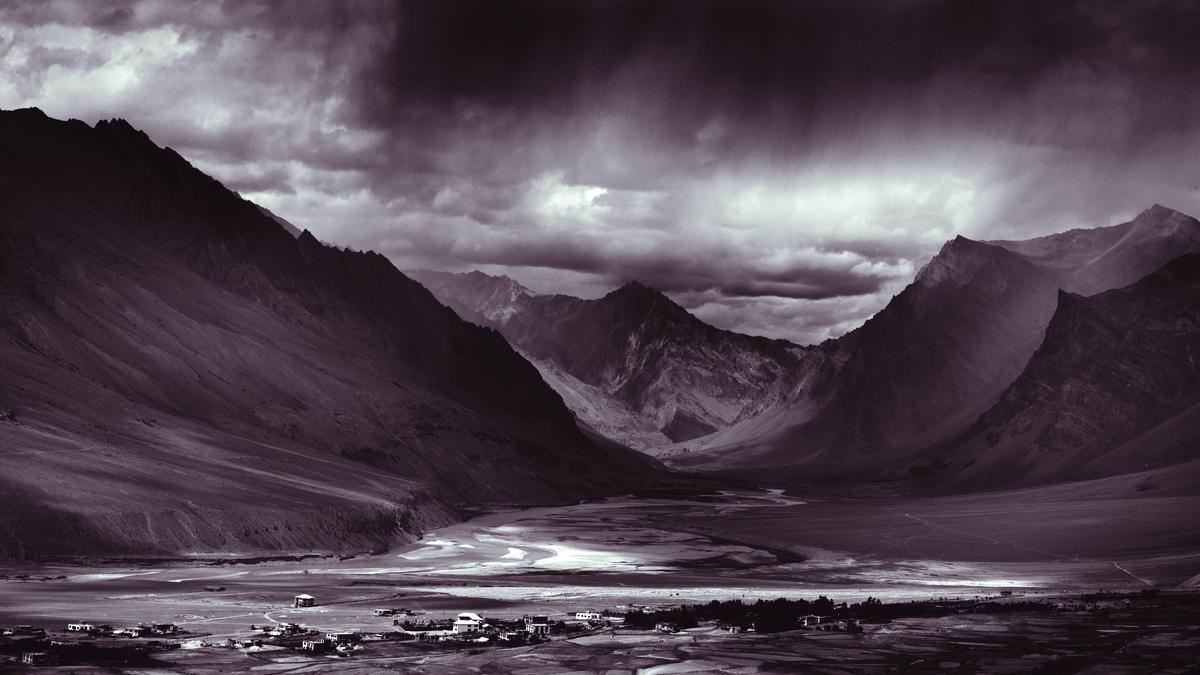 नई प्रदर्शनी में मोनोक्रोम परिदृश्य और अमूर्त तस्वीरें एक साथ आती हैं