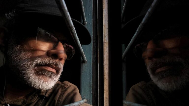 फोटो जर्नलिस्ट गिरीश गोपीनाथन की एकल प्रदर्शनी टुकड़ों के माध्यम से बड़ी तस्वीर पेश करती है