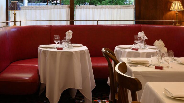 बांद्रा में कैस्पर्स एक बिस्टरो है जो मुंबई को थोड़ी आसानी से सांस लेने देता है