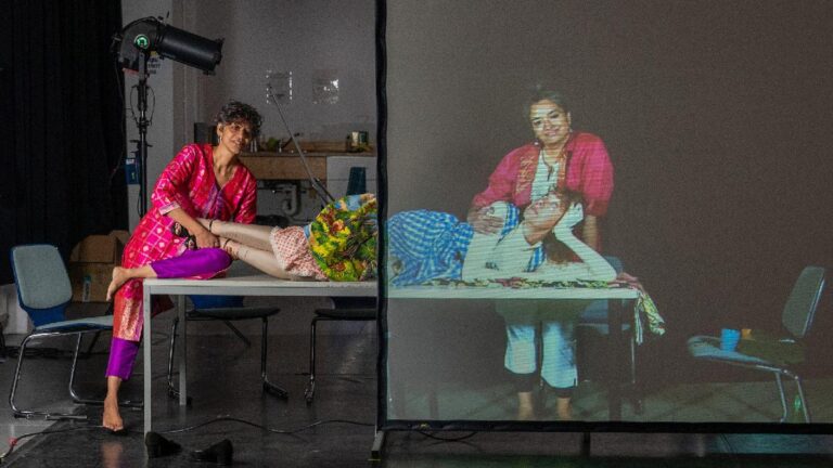 सैंडबॉक्स और शी शी पॉप द्वारा वेट टू बी सीटेड आतिथ्य सत्कार से परे मुद्दों की पड़ताल करता है