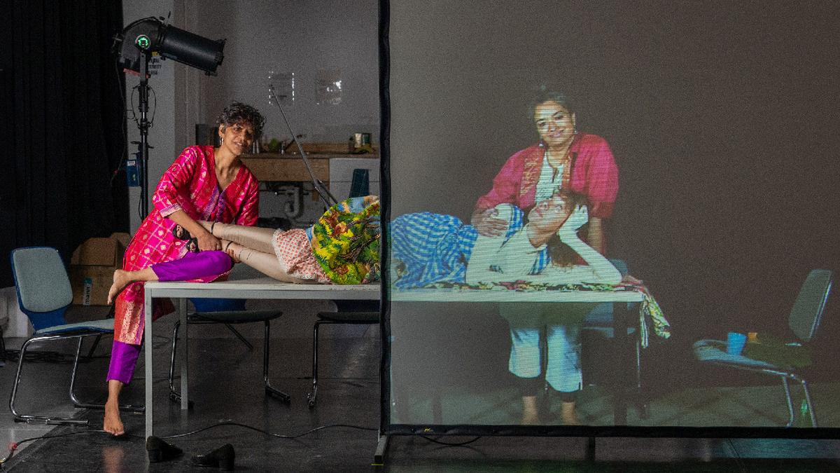 सैंडबॉक्स और शी शी पॉप द्वारा वेट टू बी सीटेड आतिथ्य सत्कार से परे मुद्दों की पड़ताल करता है