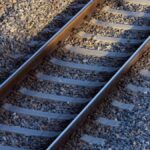 हमारी रेल पटरियों के नीचे कुचले हुए पत्थर? क्यों?