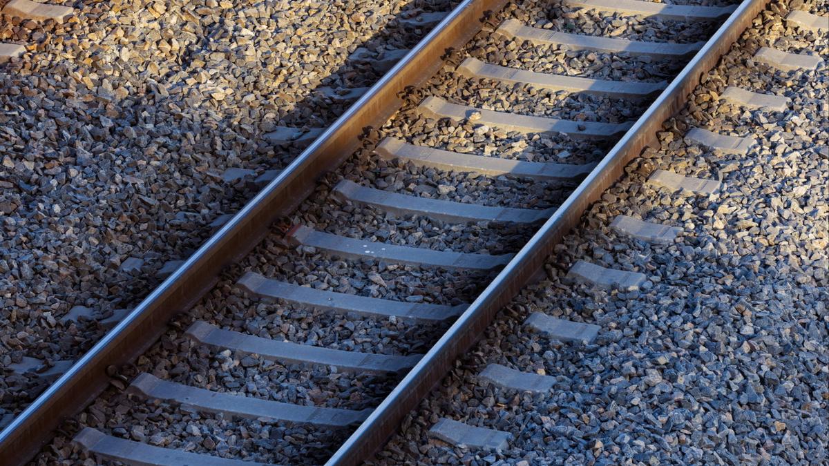 हमारी रेल पटरियों के नीचे कुचले हुए पत्थर? क्यों?