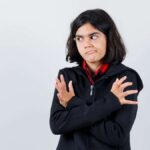 6 संकेत जो एक व्यक्ति चुपचाप असुरक्षा से जूझ रहा है; चौथा आपको आश्चर्यचकित कर सकता है