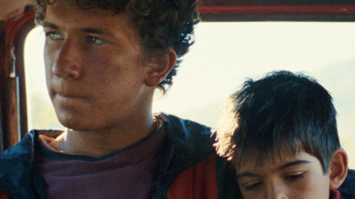 IFFK 2025: डीजे अहमत – किशोर सौहार्द पर एक भीड़-सुखदायक सुविधा