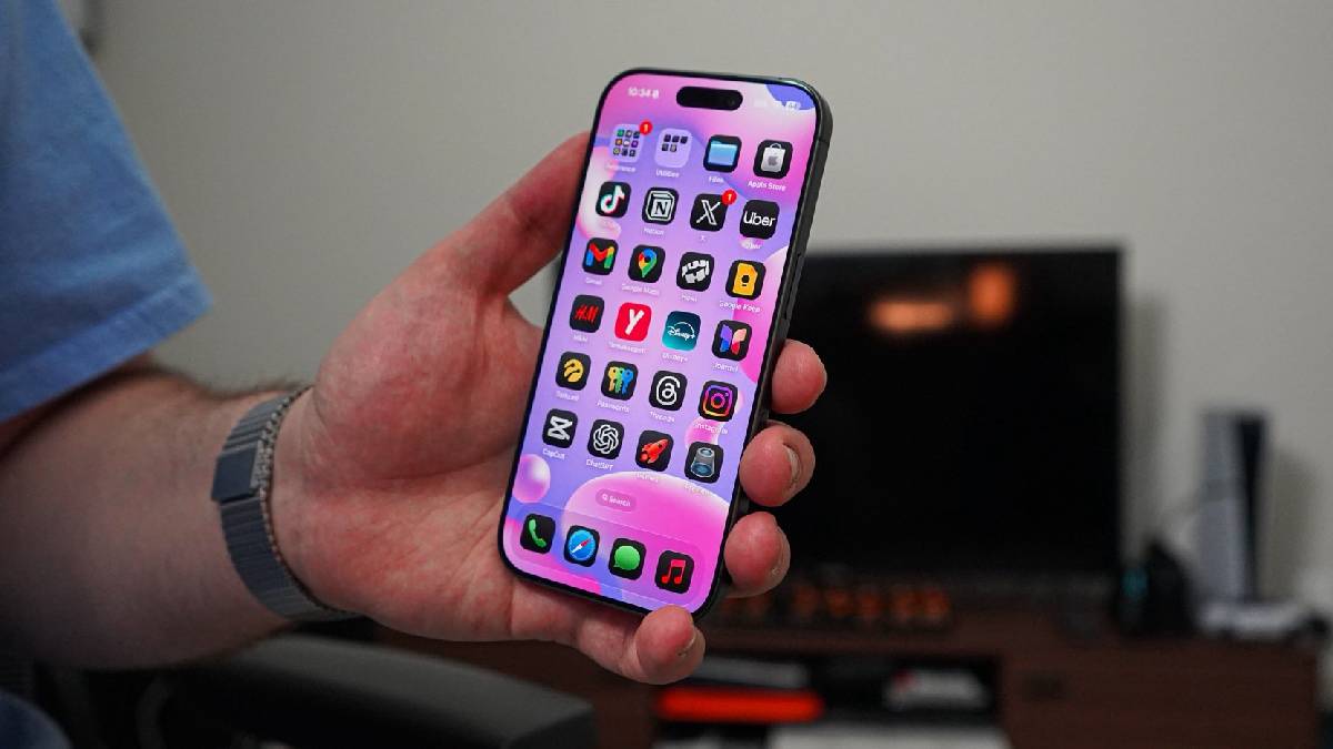 iOS 26.1: Apple अपडेट को आगे क्यों बढ़ा रहा है और आपको इसे अभी इंस्टॉल करने की आवश्यकता क्यों है?