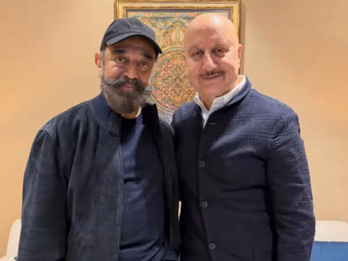 अनुपम खेर ने दिल्ली हवाई अड्डे पर कमल हासन से मुलाकात की, उन्हें भारतीय सिनेमा के सबसे बेहतरीन अभिनेताओं में से एक बताया