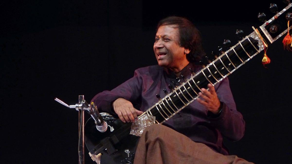 उस्ताद शाहिद परवेज़ खान का संगीत संगीत के प्रति उनके जुनून से प्रेरित है