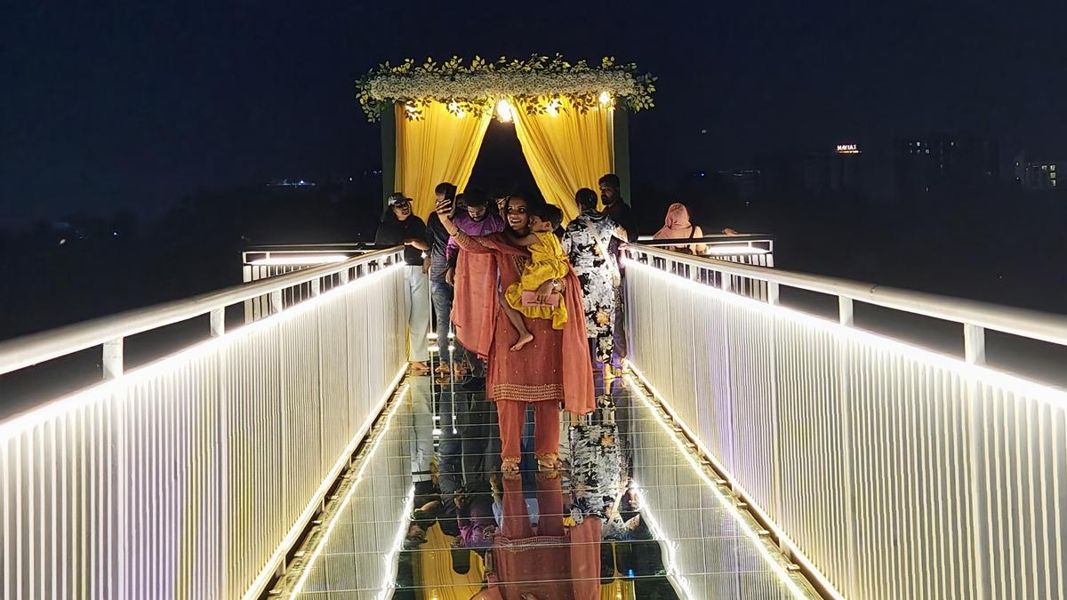 एड्रेनालाईन से भरे, प्राकृतिक अनुभव के लिए तिरुवनंतपुरम में अक्कुलम ग्लास ब्रिज का अन्वेषण करें