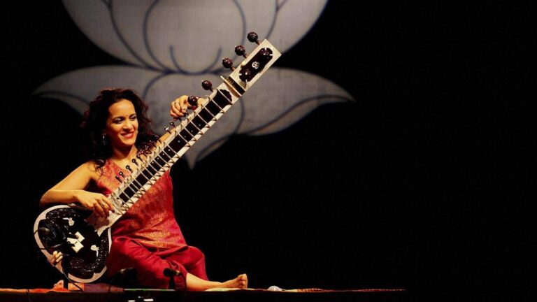 एयर इंडिया की फ्लाइट में अनुष्का शंकर का सितार क्षतिग्रस्त; एयरलाइन का कहना है कि वह जांच कर रही है